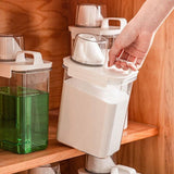 Pojemnik z miarką na proszek / płyn do płukania - 1,8 L, miarka 150 ml